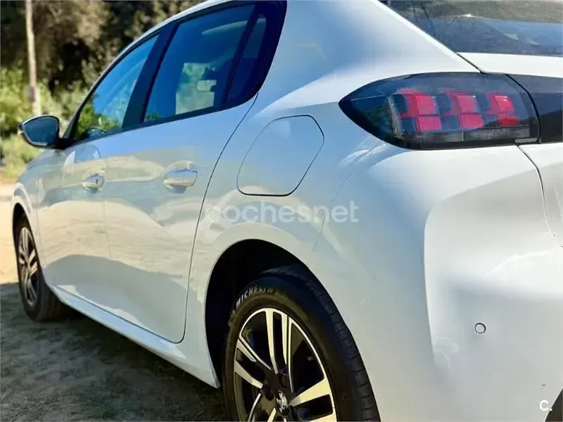 Usado Peugeot 208 Active 100 CV (73 kW) 2023 Blanco Utilitario
