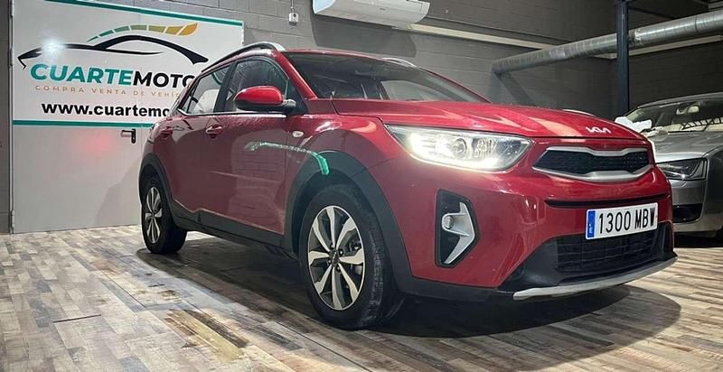 Rojo Usado 2022 Kia Stonic Plus SUV | 14.999 € (Precio justo) - Imagen 1/4
