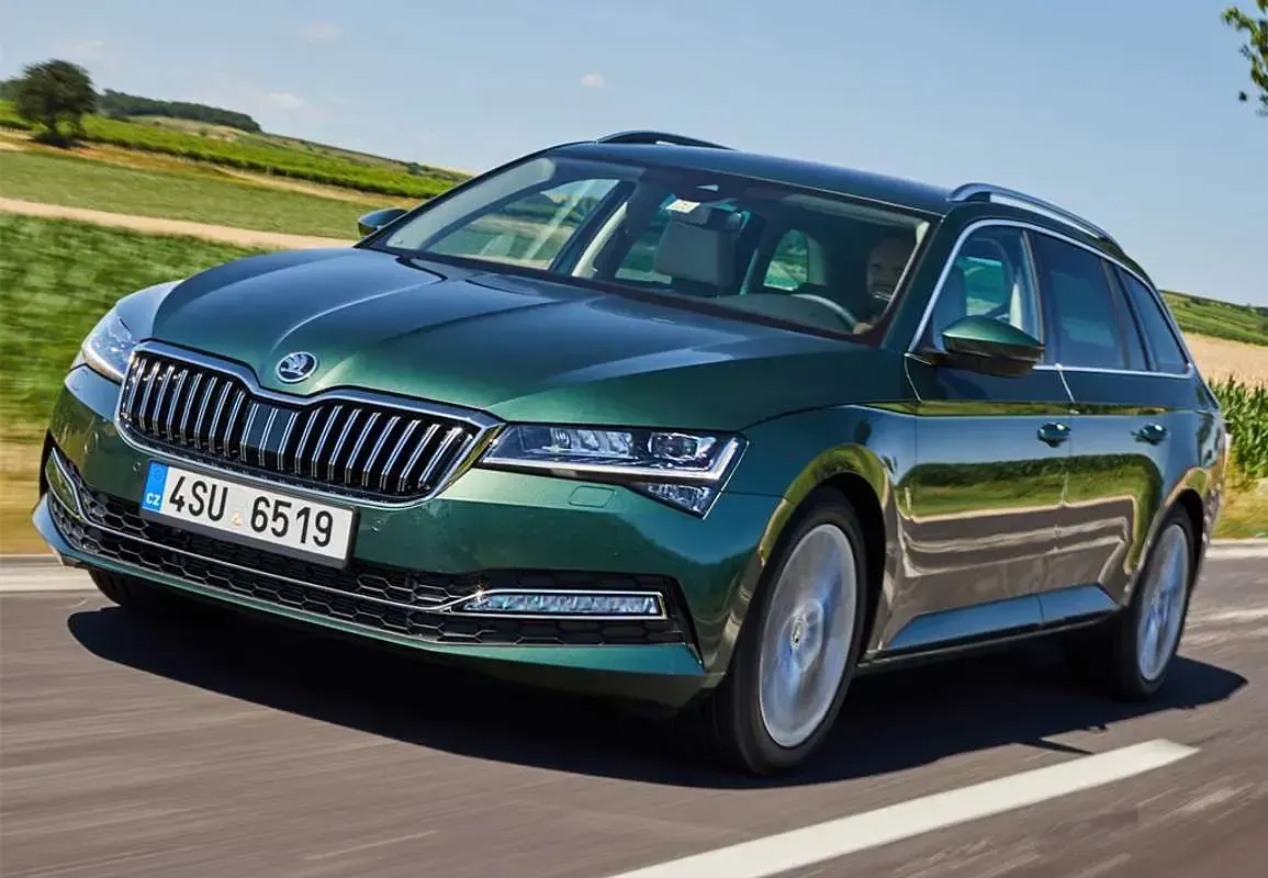 Usado Skoda Superb Ambition 150 CV (110 kW) 2019 Gris Familiar