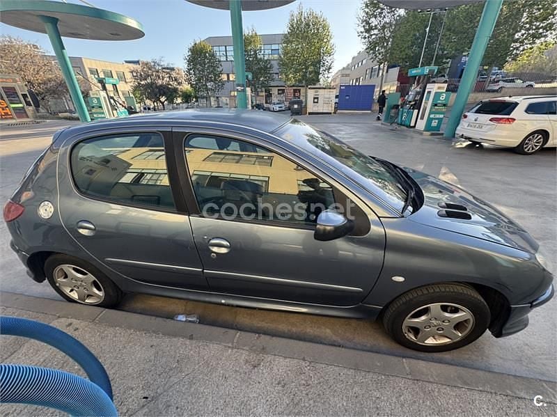 Usado Peugeot 206 70 CV (51 kW) 2007 Gris / plata Berlina