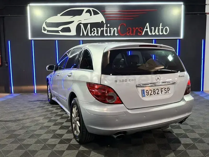 Usado Mercedes R320 224 CV (164 kW) 2006 Gris / plata Monovolumen