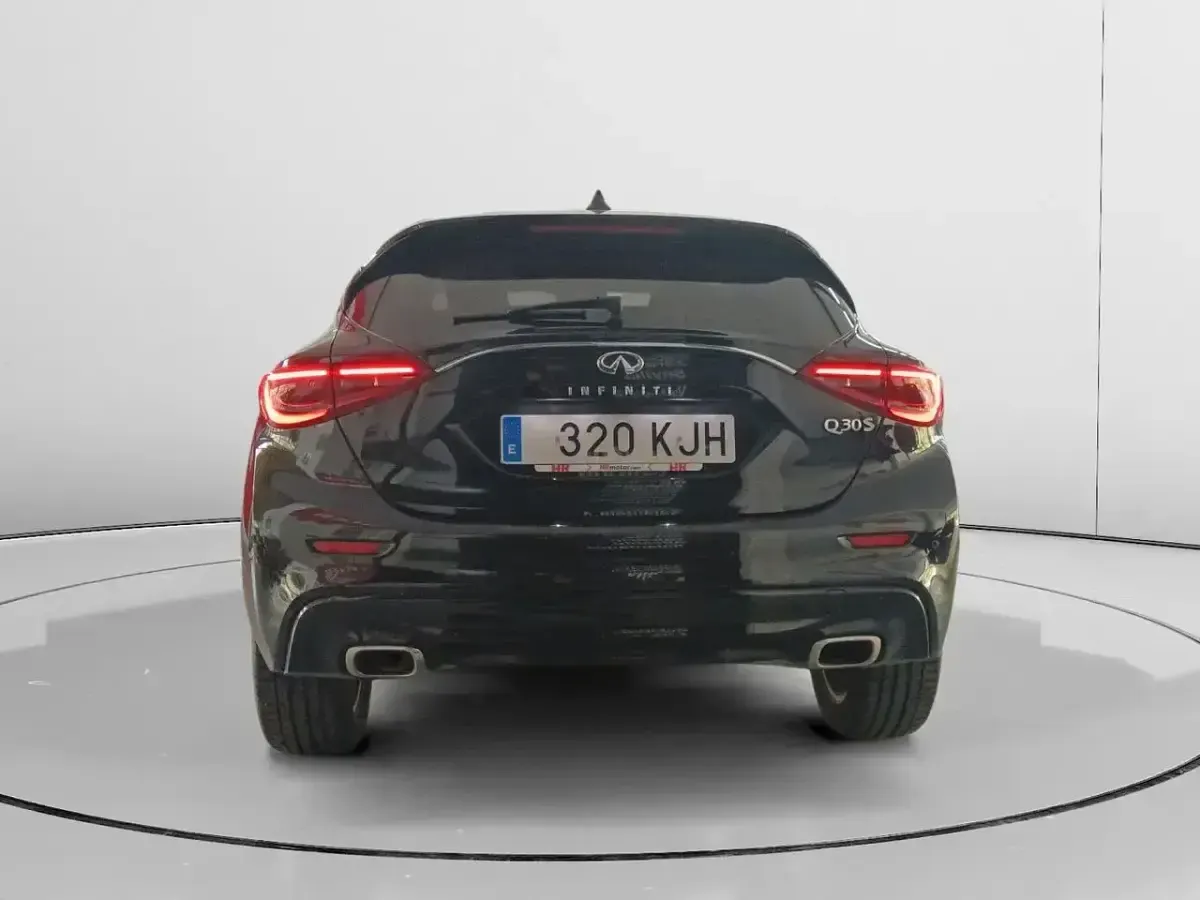 Usado Infiniti Q30 109 CV (80 kW) 2018 Negro Utilitario