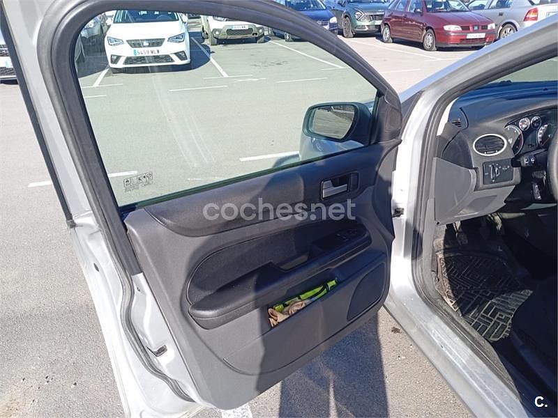 Usado Ford Focus Titanium 115 CV (84 kW) 2008 Gris / plata Berlina
