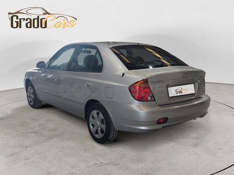 Usado Hyundai Accent 81 CV (59 kW) 2005 Gris / plata Berlina