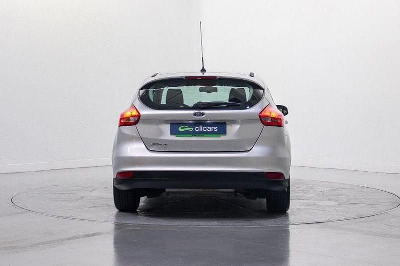 Usado Ford Focus Trend+ 125 CV (91 kW) 2017 Gris / plata Berlina