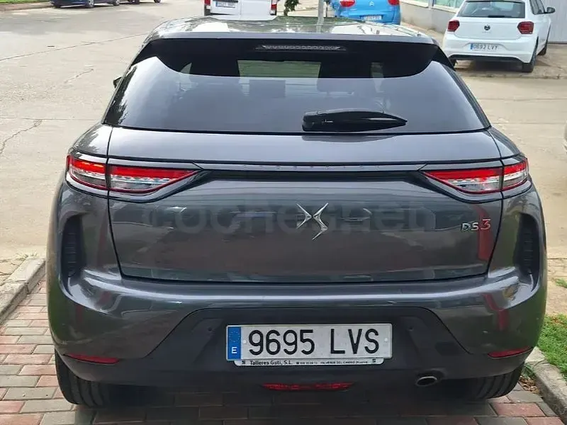 Usado DS Automobiles DS3 Crossback Chic 110 CV (80 kW) 2021 Gris / plata SUV