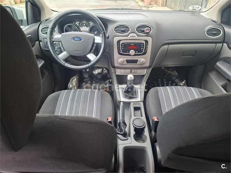 Usado Ford Focus Trend 109 CV (80 kW) 2011 Gris / plata Berlina