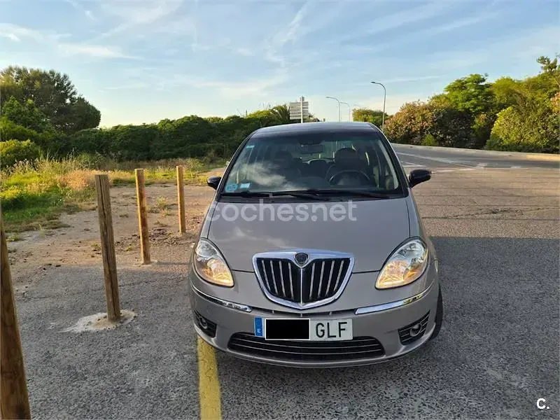 Usado Lancia Musa 95 CV (69 kW) 2009 Gris / plata Monovolumen