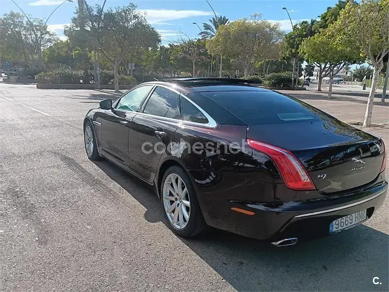 Usado Jaguar XJ Premium Luxury 275 CV (202 kW) 2013 Granate Berlina