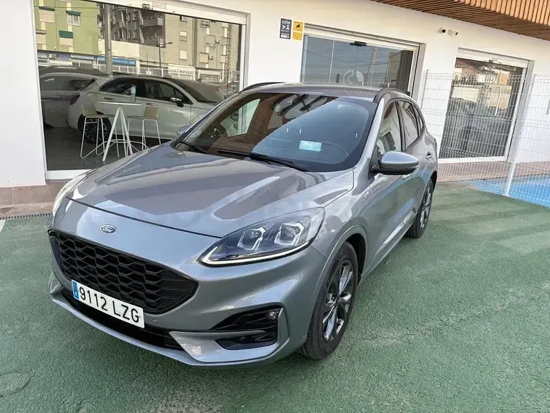Usado Ford Kuga ST-Line 150 CV (110 kW) 2022 Gris / plata SUV