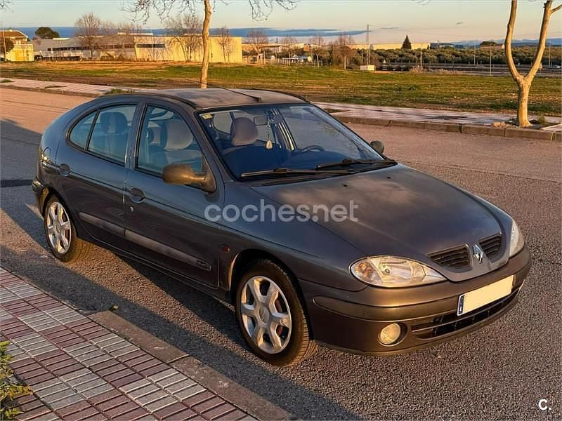 Usado Renault Mégane 80 CV (58 kW) 2001 Gris / plata Berlina