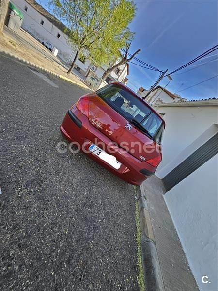 Usado Peugeot 308 110 CV (80 kW) 2008 Granate Berlina