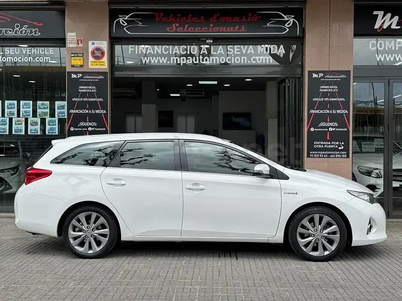 Käytetty Toyota Auris Hybrid Active 136 HP (100 kW) 2014 Valkoinen Farmari