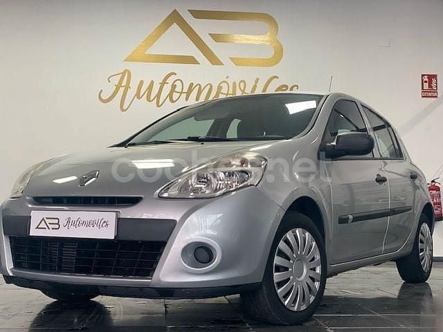 Gris / plata Usado 2011 Renault Clio II Authentique Berlina | 5300 € (Precio justo) - Imagen 1/4