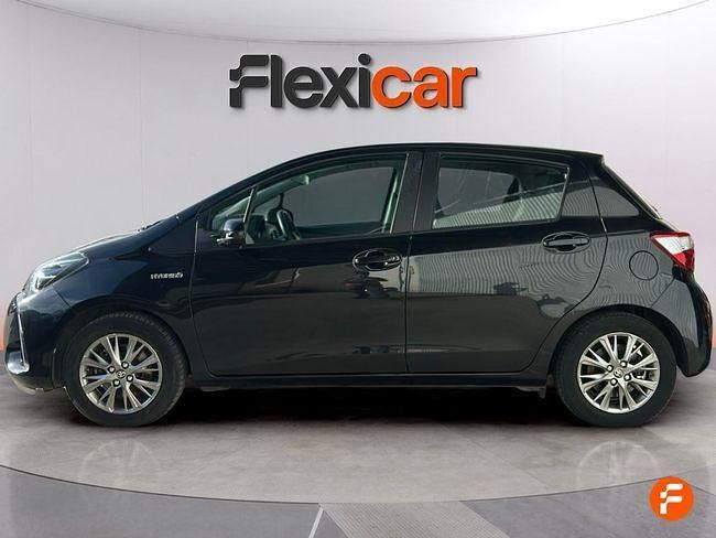 Usado Toyota Yaris Hybrid Active 100 CV (73 kW) 2019 Negro Berlina