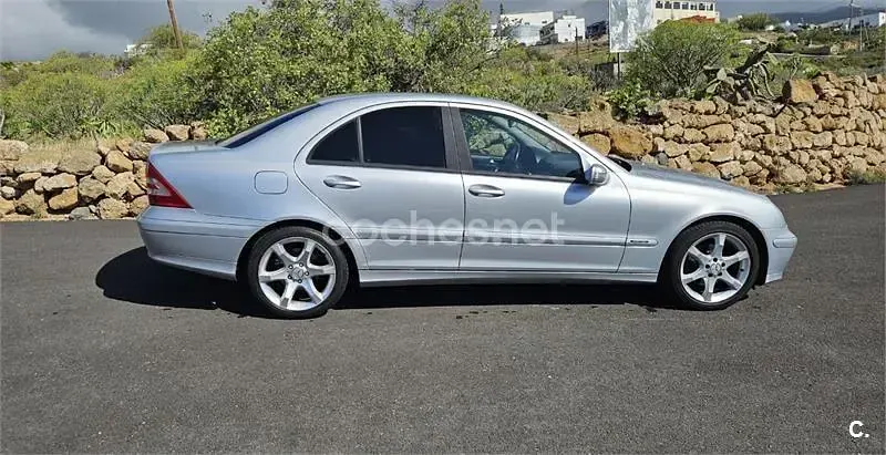 Usado Mercedes C180 143 CV (105 kW) 2005 Gris / plata Berlina