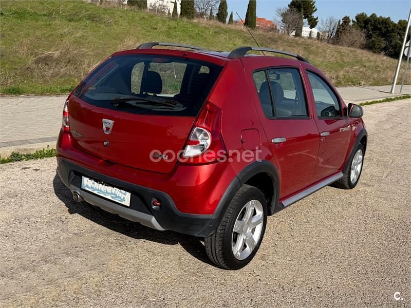 Usado Dacia Sandero Stepway 90 HP (66 kW) 2012 Vermelho Sedan