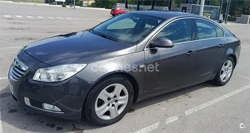 Usado Opel Insignia Essentia 130 CV (95 kW) 2010 Gris / plata Berlina