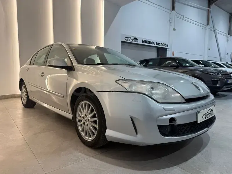 Usado Renault Laguna III Authentique 130 CV (95 kW) 2008 Gris / plata Berlina