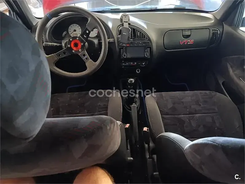 Usado Citroën Saxo 90 CV (66 kW) 2000 Rojo Utilitario