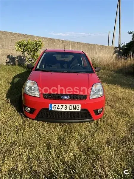 Usado Ford Fiesta Sport 90 CV (66 kW) 2005 Rojo Utilitario