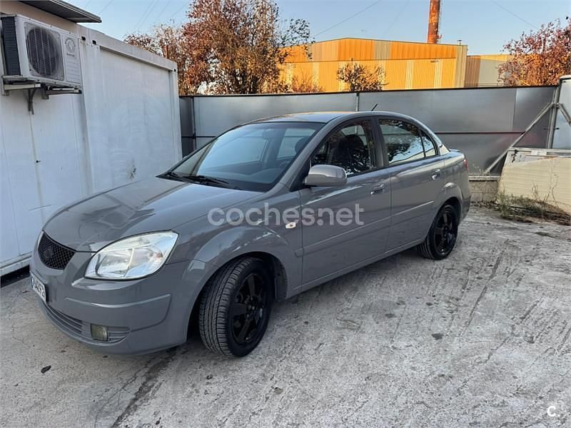 Usado Kia Rio 110 CV (80 kW) 2008 Gris / plata Berlina