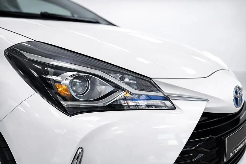 Usado Toyota Yaris Hybrid Active 100 CV (73 kW) 2020 Blanco Berlina