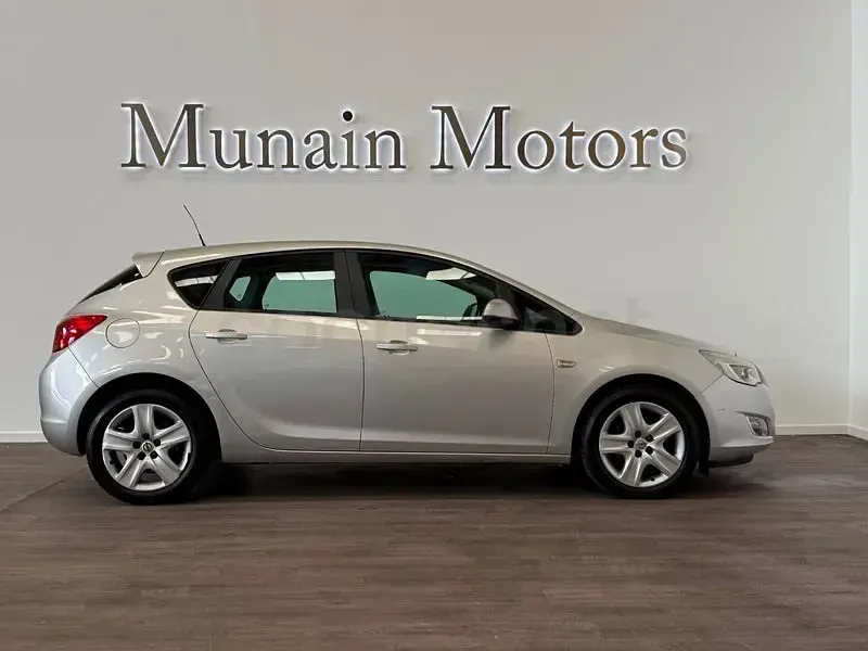Usado Opel Astra Selective 110 CV (80 kW) 2011 Gris / plata Berlina