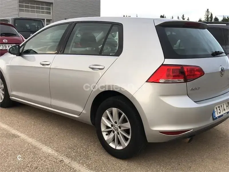 Usado VW Golf VII Advance 105 CV (77 kW) 2014 Gris / plata Berlina