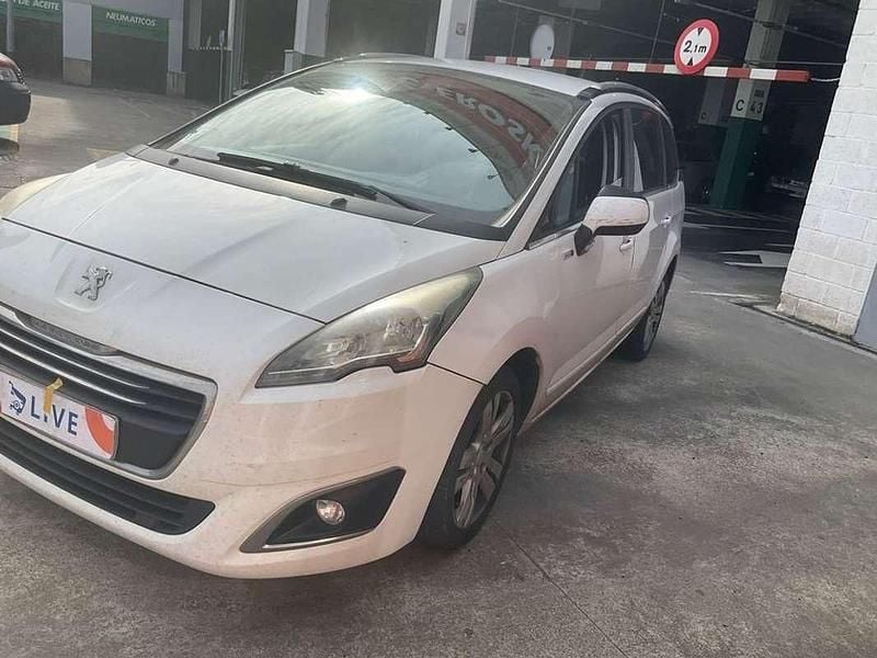 Usado Peugeot 5008 Style 120 CV (88 kW) 2015 Blanco Monovolumen