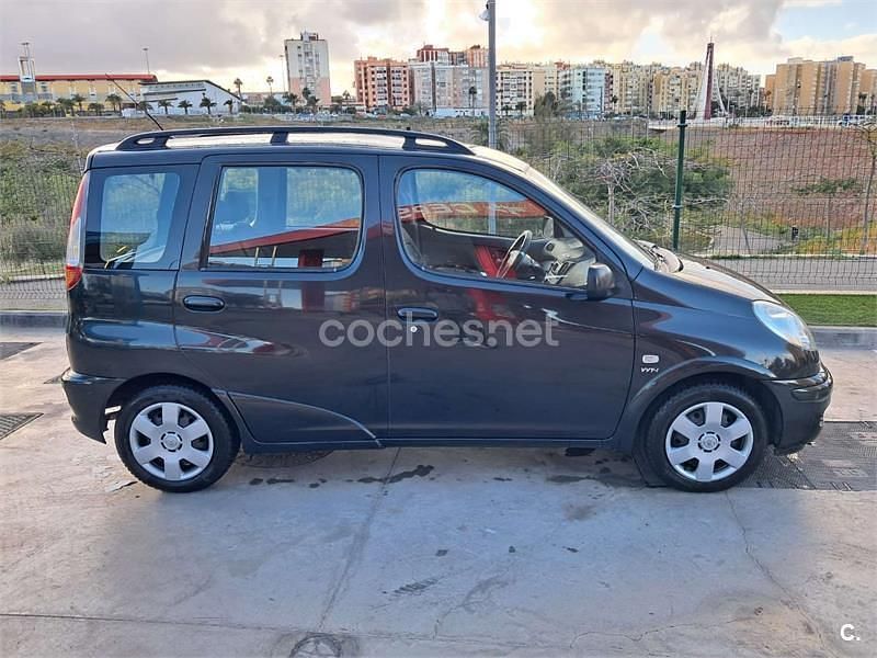 Usado Toyota Yaris Verso Sol 86 CV (63 kW) 2004 Negro Monovolumen