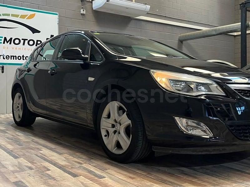 Usado Opel Astra Enjoy 110 CV (80 kW) 2011 Negro Berlina