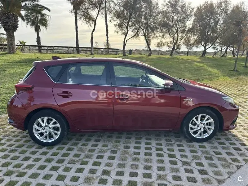 Usado Toyota Auris Hybrid Business Edition 136 CV (100 kW) 2018 Rojo Berlina