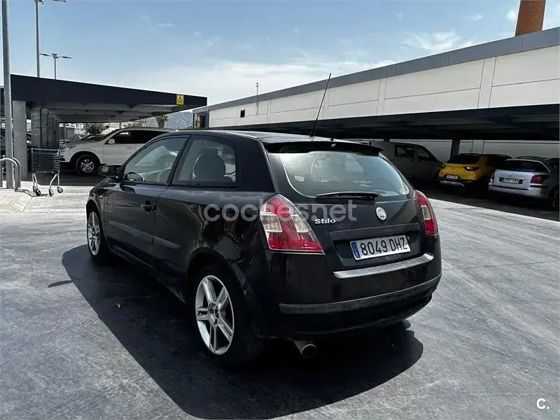 Usado Fiat Stilo Dynamic 103 CV (75 kW) 2005 Negro Familiar