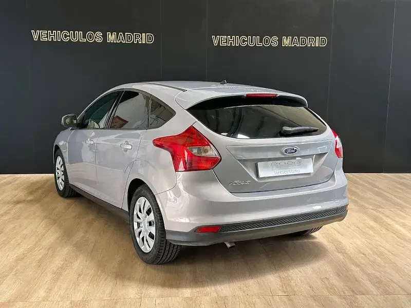 Usado Ford Focus Trend 115 CV (84 kW) 2013 Gris / plata Berlina