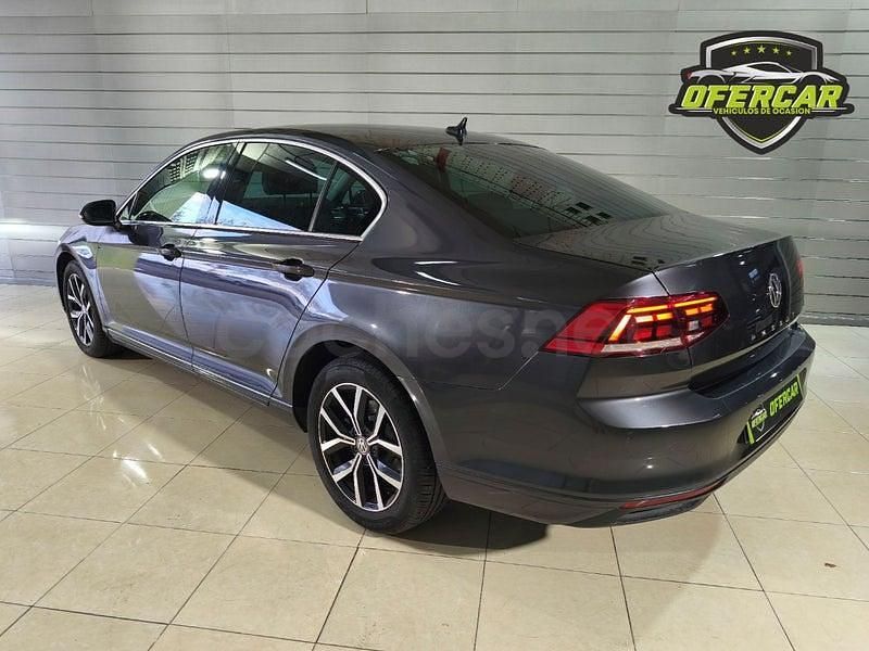 Usado VW Passat Executive 120 CV (88 kW) 2020 Gris / plata Berlina