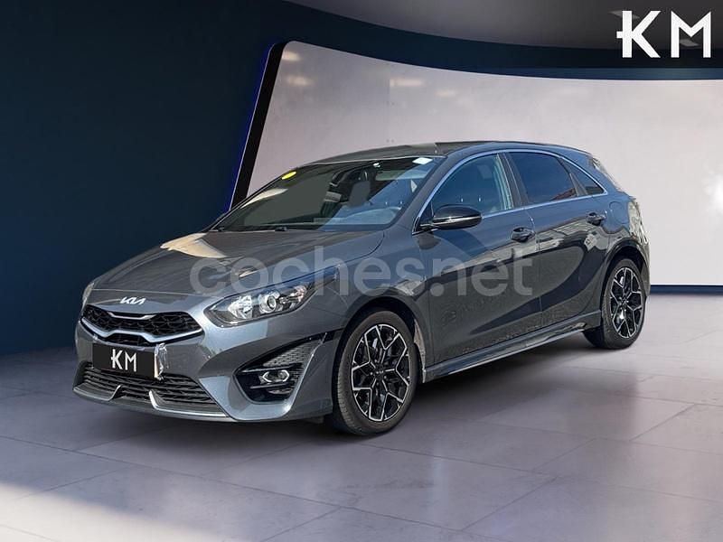 Gris / plata Usado 2022 Kia Ceed GT GT-Line Berlina | 18.900 € (Precio justo) - Imagen 1/4