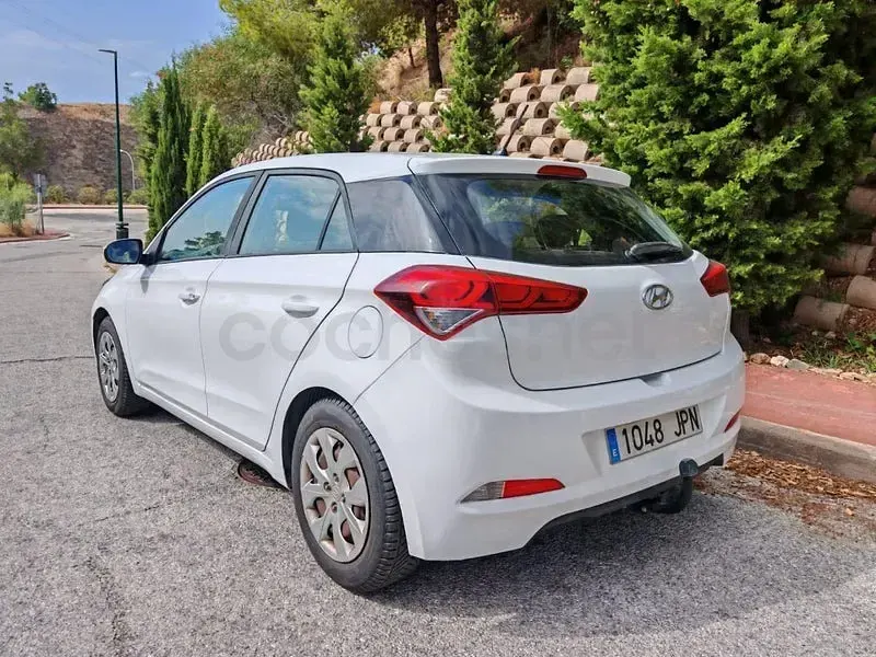 Usado Hyundai i20 84 CV (61 kW) 2016 Blanco Berlina