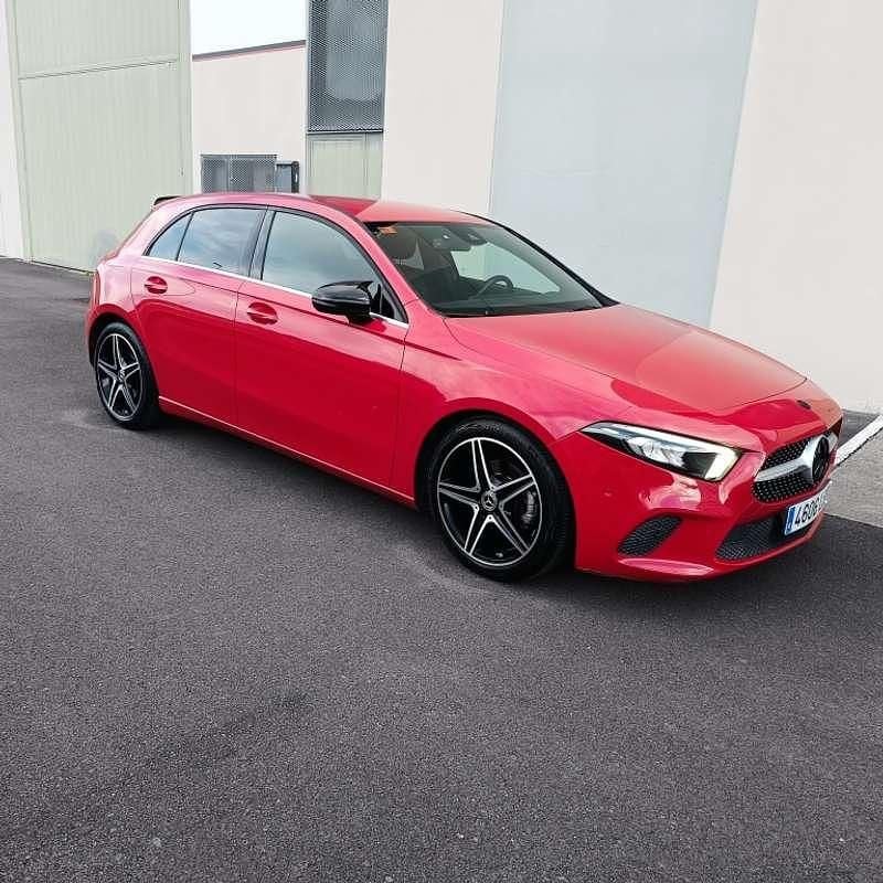 Usado Mercedes A180 116 CV (85 kW) 2018 Rojo Utilitario