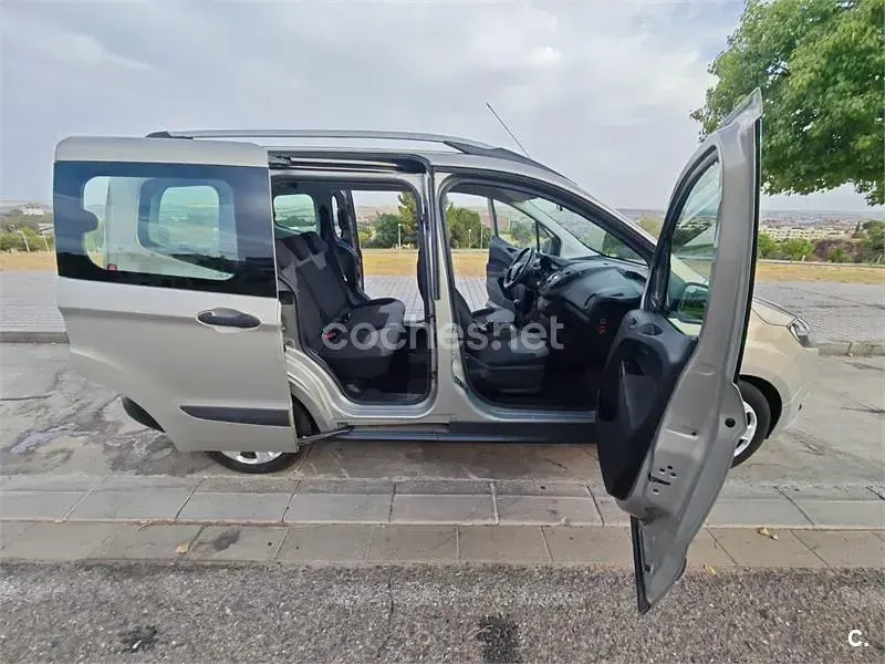 Usado Ford Tourneo Courier Ambiente 75 CV (55 kW) 2015 Beige Monovolumen