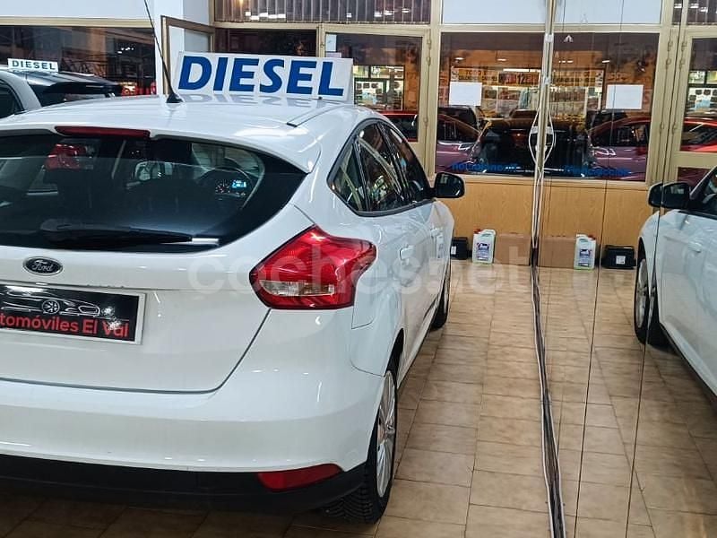 Usado Ford Focus Trend 95 CV (69 kW) 2015 Blanco Berlina