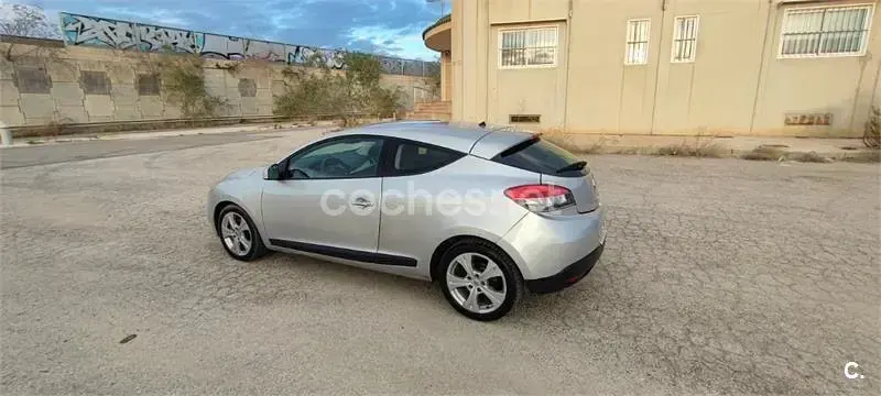 Usado Renault Mégane Dynamique 110 CV (80 kW) 2009 Gris / plata Berlina