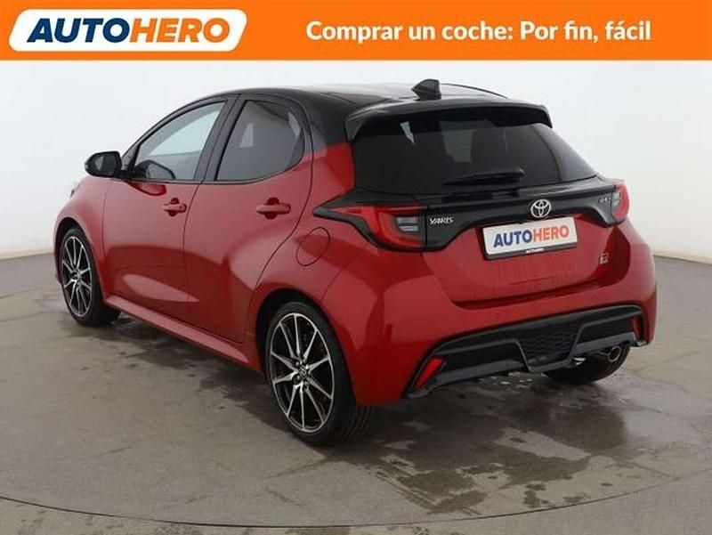 Usado Toyota Yaris Hybrid Sport 131 CV (96 kW) 2024 Rojo Berlina