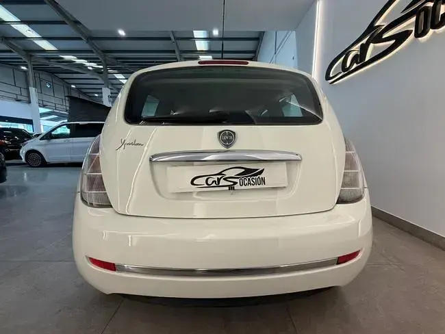 Usado Lancia Ypsilon Silver 69 CV (50 kW) 2011 Blanco Utilitario