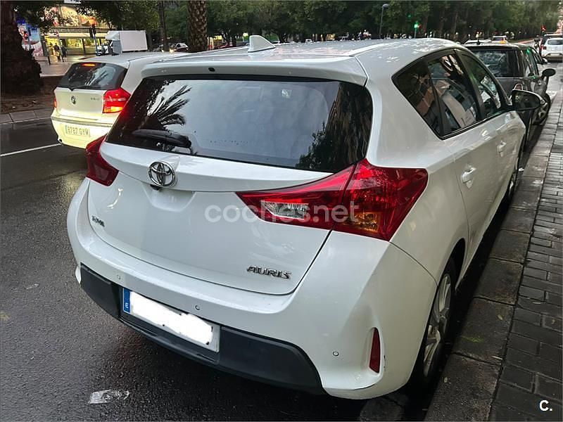 Usado Toyota Auris Business Edition 90 CV (66 kW) 2014 Blanco Berlina