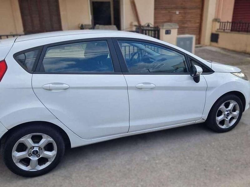 Usado Ford Fiesta Trend 95 CV (69 kW) 2009 Blanco Utilitario
