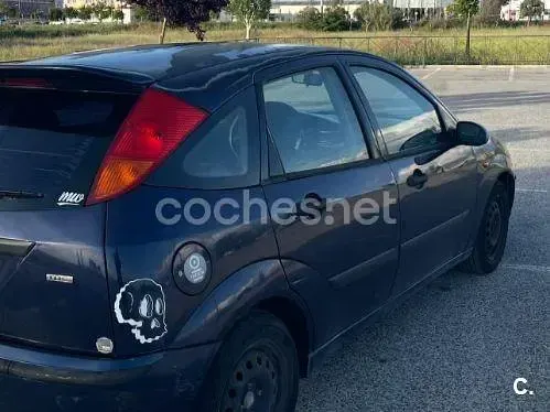 Używany Ford Focus Ambiente 75 KM (55 kW) 2003 Niebieski Sedan/Limuzyna