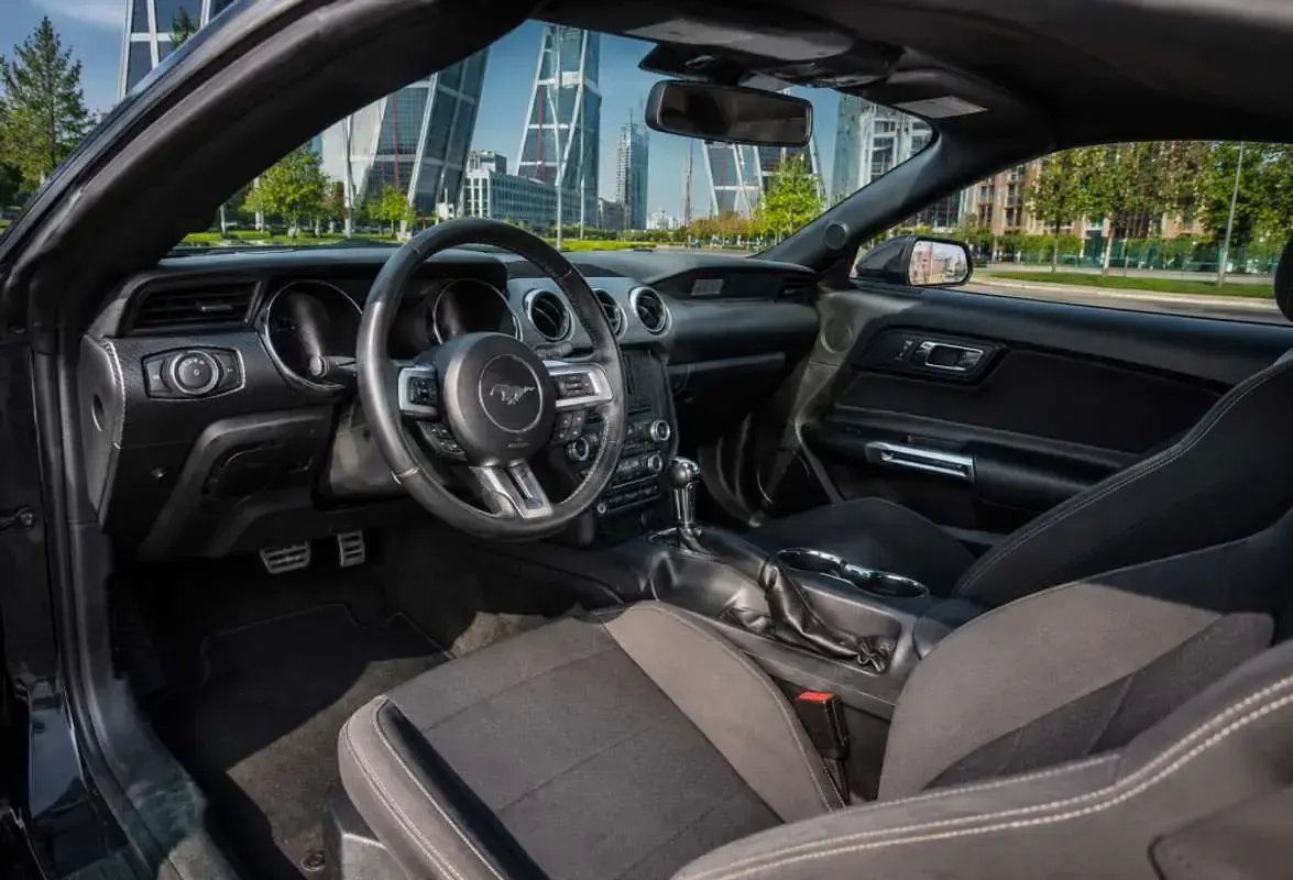Usado Ford Mustang 305 CV (224 kW) 2015 Negro Descapotable