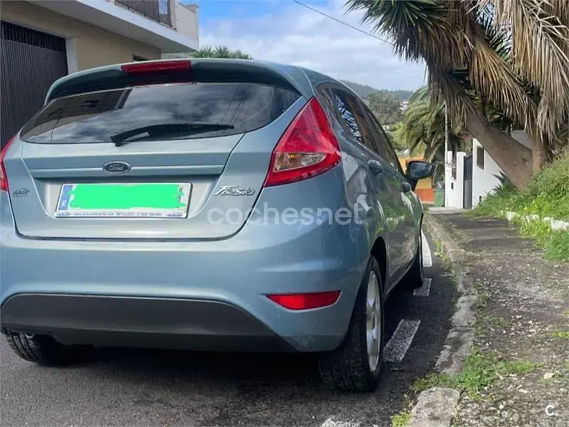 Usado Ford Fiesta Trend 82 CV (60 kW) 2009 Gris / plata Berlina
