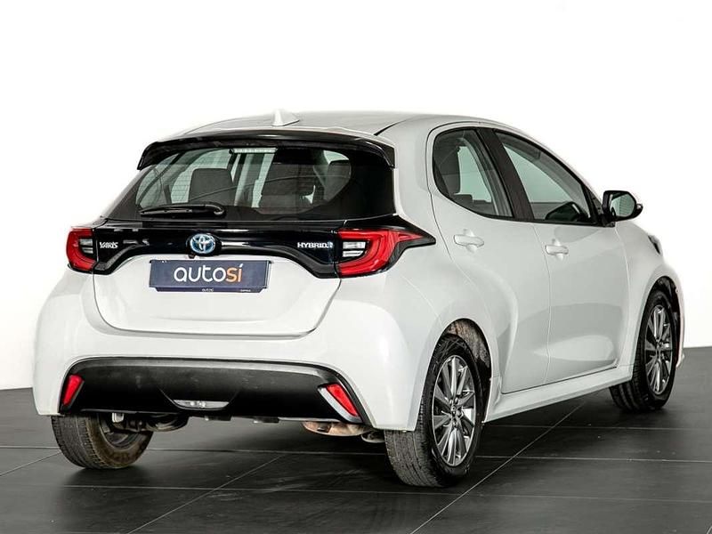 Usado Toyota Yaris Hybrid Active 116 CV (85 kW) 2023 Blanco Berlina